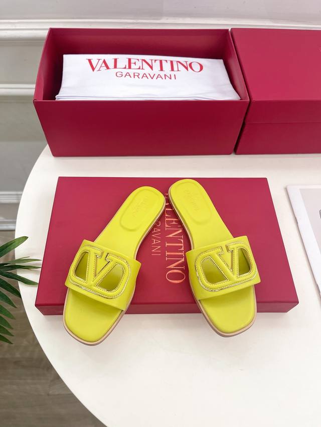 Valentino 华伦天奴 2024Ss春夏新品 大v扣镂空拖鞋上新 Valentino Garavani 的经典“Roman Stud”系列以全新的诠释方式