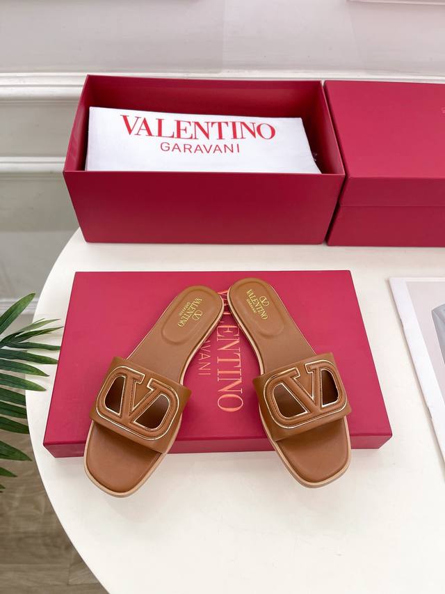 Valentino 华伦天奴 2024Ss春夏新品 大v扣镂空拖鞋上新 Valentino Garavani 的经典“Roman Stud”系列以全新的诠释方式