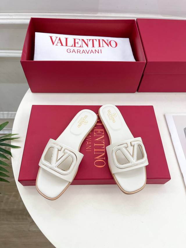 Valentino 华伦天奴 2024Ss春夏新品 大v扣镂空拖鞋上新 Valentino Garavani 的经典“Roman Stud”系列以全新的诠释方式