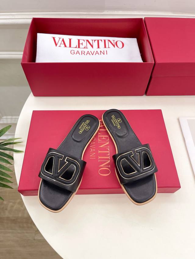 Valentino 华伦天奴 2024Ss春夏新品 大v扣镂空拖鞋上新 Valentino Garavani 的经典“Roman Stud”系列以全新的诠释方式