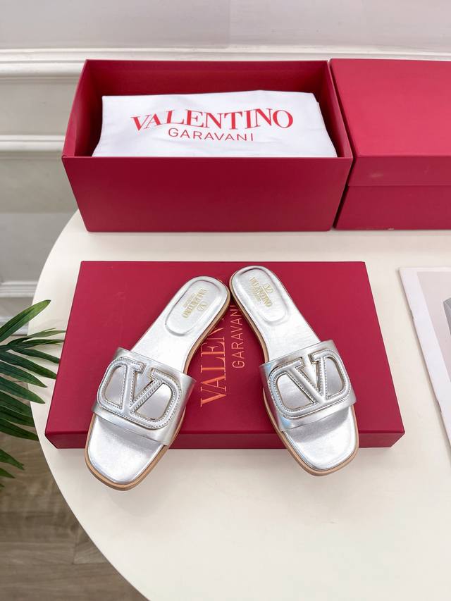 Valentino 华伦天奴 2024Ss春夏新品 大v扣镂空拖鞋上新 Valentino Garavani 的经典“Roman Stud”系列以全新的诠释方式