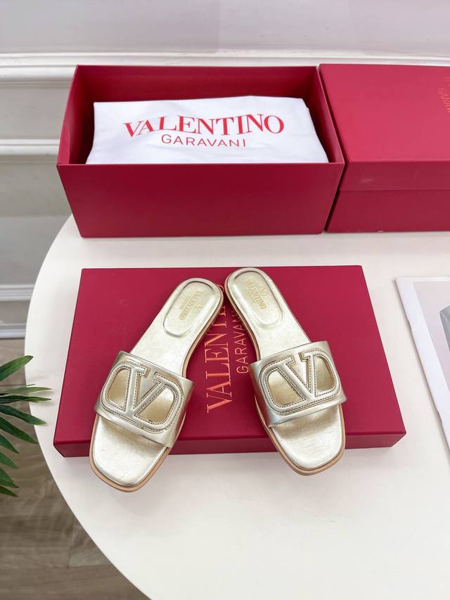 Valentino 华伦天奴 2024Ss春夏新品 大v扣镂空拖鞋上新 Valentino Garavani 的经典“Roman Stud”系列以全新的诠释方式