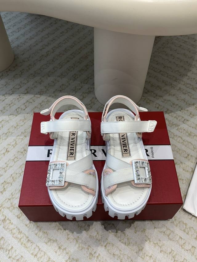 Roger Vivier Rv 24Ss 系列带厚底后空凉鞋，拖鞋 爆款众多网红最爱释合运动活力与时尚设