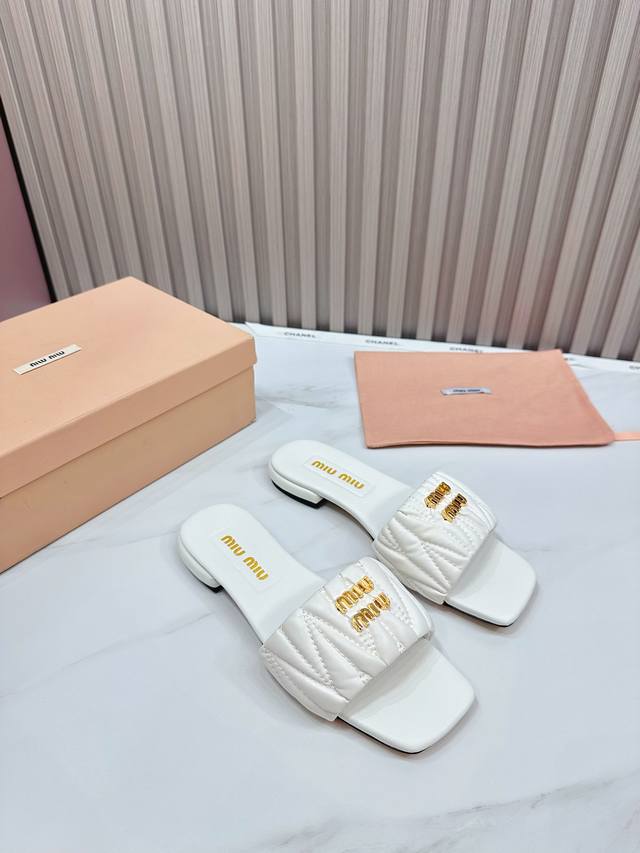 工厂 2024 新款新品 Miu Miu 全新超美装饰搭配,时尚淑女气质十足 双色拼接 又不乏美艳色彩,外侧附带弹力象巾 上脚非常方便意大利引进的原版楦头是最新