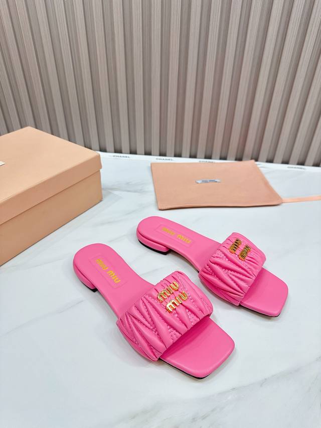 工厂 2024 新款新品 Miu Miu 全新超美装饰搭配,时尚淑女气质十足 双色拼接 又不乏美艳色彩,外侧附带弹力象巾 上脚非常方便意大利引进的原版楦头是最新