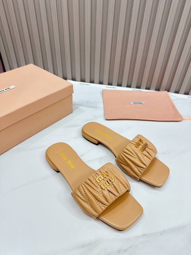 工厂 2024 新款新品 Miu Miu 全新超美装饰搭配,时尚淑女气质十足 双色拼接 又不乏美艳色彩,外侧附带弹力象巾 上脚非常方便意大利引进的原版楦头是最新