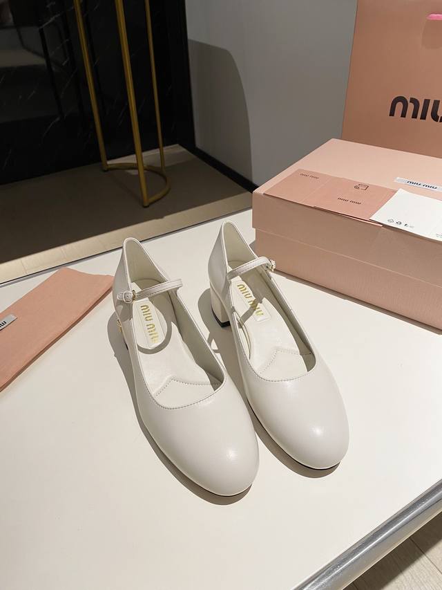 出厂 。Miumiu 缪缪2024早春款升级工艺打造精品，采用字母扣装饰 ，超级百搭 经典时尚款 对脚型没那么纤瘦，对高脚背的妹子更友好了 鞋面：进口羊皮 内里