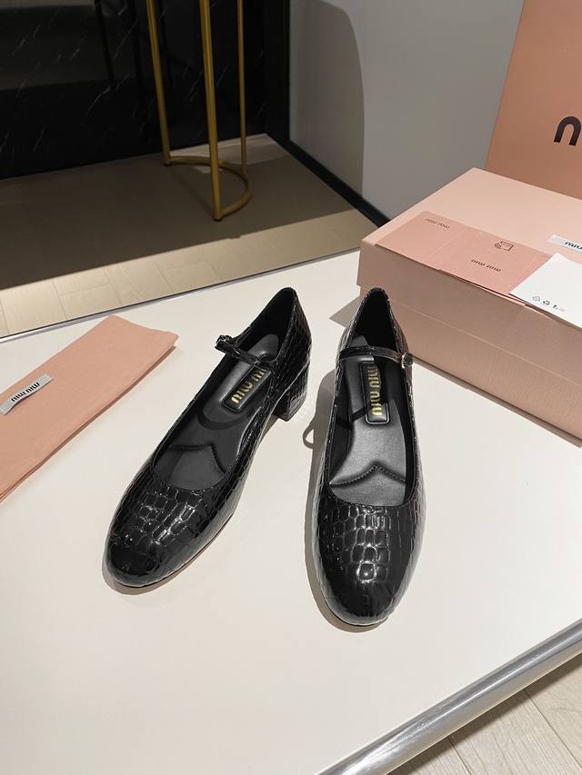 出厂 。Miumiu 缪缪2024早春款升级工艺打造精品，采用字母扣装饰 ，超级百搭 经典时尚款 对脚型没那么纤瘦，对高脚背的妹子更友好了 鞋面：进口羊皮 内里