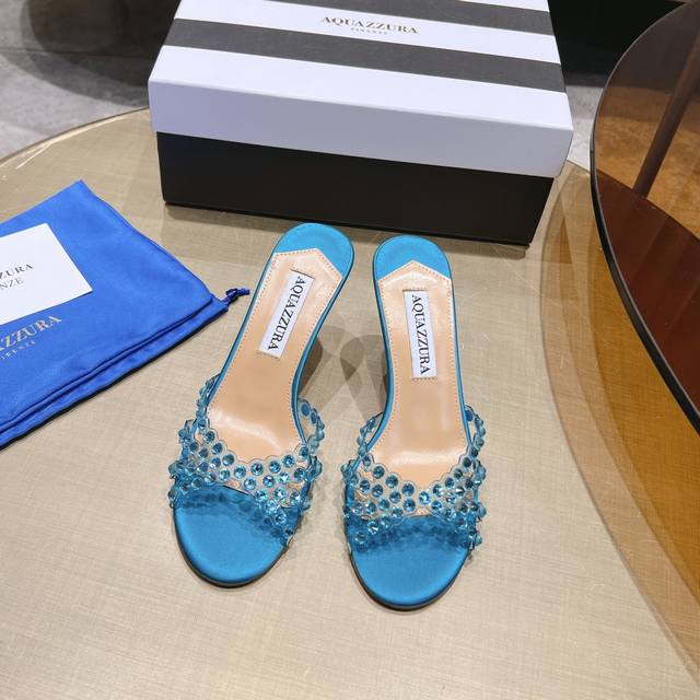 Aquazzura 惊艳火爆款、菠萝王室贵族的钟爱雍容华贵、气质高雅、到手如图柜级品质、进口pv C透明片面料、精美的配色水晶玻璃饰品、有种清泉脚上流、夏日应景