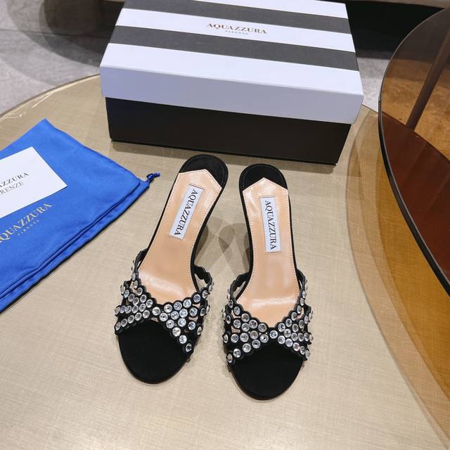 Aquazzura 惊艳火爆款、菠萝王室贵族的钟爱雍容华贵、气质高雅、到手如图柜级品质、进口pv C透明片面料、精美的配色水晶玻璃饰品、有种清泉脚上流、夏日应景