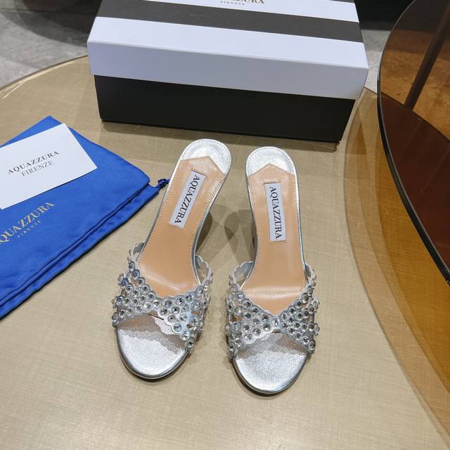 Aquazzura 惊艳火爆款、菠萝王室贵族的钟爱雍容华贵、气质高雅、到手如图柜级品质、进口pv C透明片面料、精美的配色水晶玻璃饰品、有种清泉脚上流、夏日应景