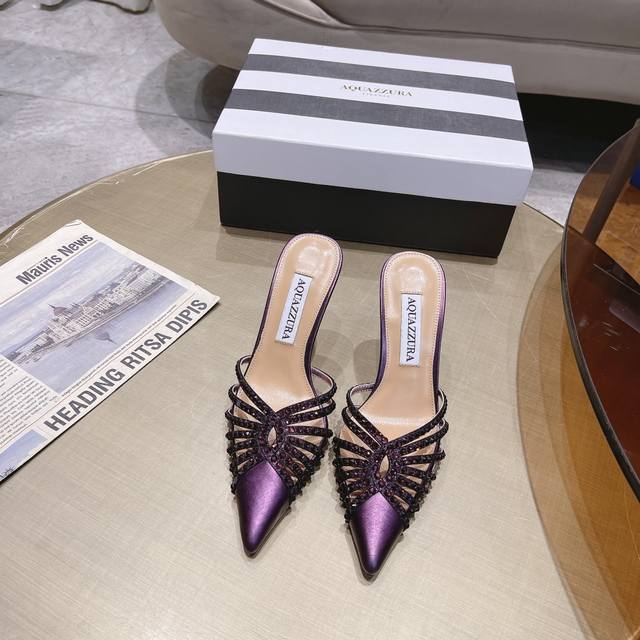 Aquazzura 惊艳首秀、菠萝王室贵族的钟爱雍容华贵、气质高雅、到手如图柜级品质、真丝+金属羊皮面料、小羊皮内里、意大利真a级真皮大底、跟高8.5、码数35