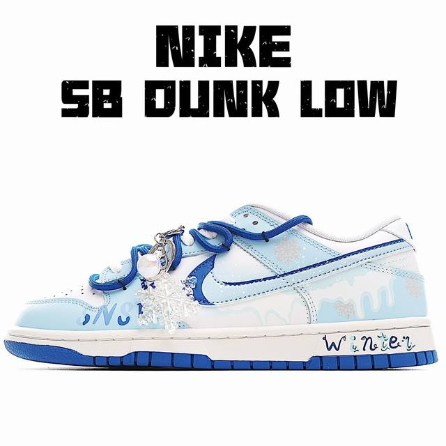 本地 Nk Dunk Low 凛冬已至 简约白蓝 Sb绑带低帮休闲板鞋 Dv0831-104 #配色整体配色蓝白为主，设计师在白色的鞋面加入诸多潮流元素，灵巧的