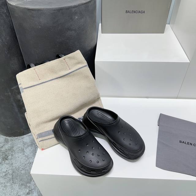 高品质出厂 ！巴黎世家balenciaga23春夏爆款女鞋拖鞋 原版购入开模出货！所有细节做工比对原鞋，Tpu一体成形软底，堪称目前市面上“最美拖鞋”，该鞋款最