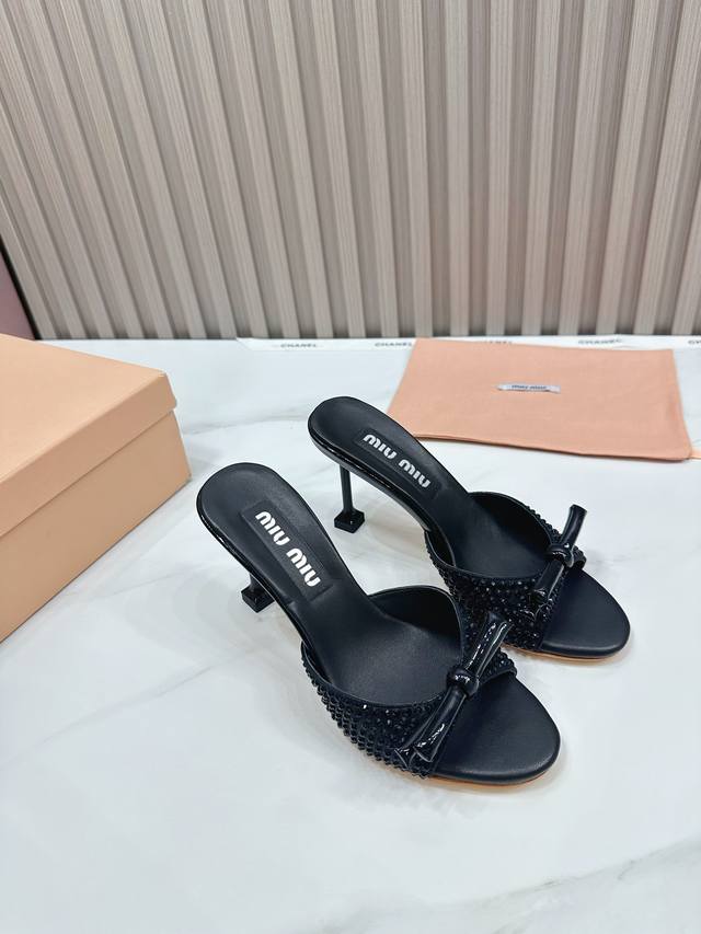 工厂 2024 新款新品 Miu Miu 全新超美装饰搭配,时尚淑女气质十足 双色拼接 又不乏美艳色彩,外侧附带弹力象巾 上脚非常方便意大利引进的原版楦头是最新