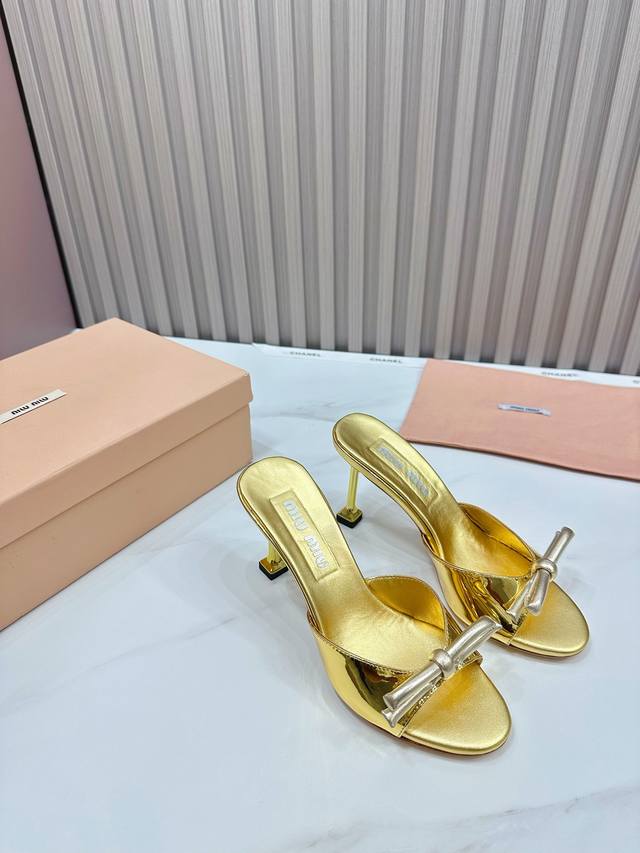 工厂 2024 新款新品 Miu Miu 全新超美装饰搭配,时尚淑女气质十足 双色拼接 又不乏美艳色彩,外侧附带弹力象巾 上脚非常方便意大利引进的原版楦头是最新