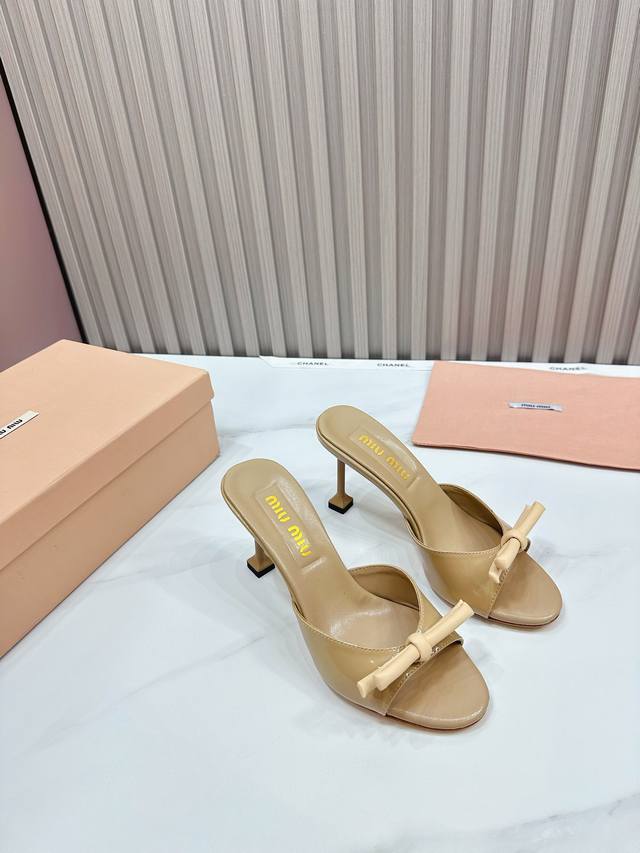 工厂 2024 新款新品 Miu Miu 全新超美装饰搭配,时尚淑女气质十足 双色拼接 又不乏美艳色彩,外侧附带弹力象巾 上脚非常方便意大利引进的原版楦头是最新