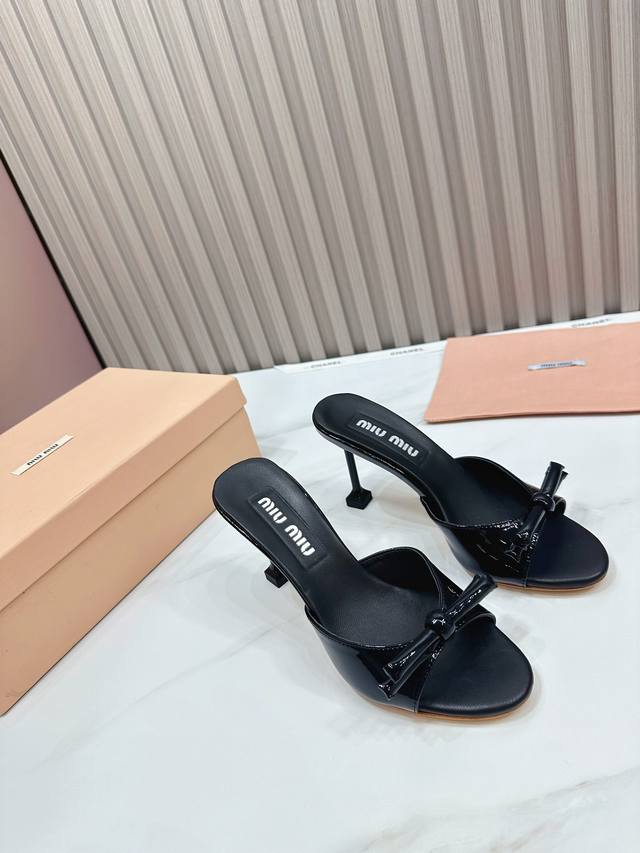 工厂 2024 新款新品 Miu Miu 全新超美装饰搭配,时尚淑女气质十足 双色拼接 又不乏美艳色彩,外侧附带弹力象巾 上脚非常方便意大利引进的原版楦头是最新