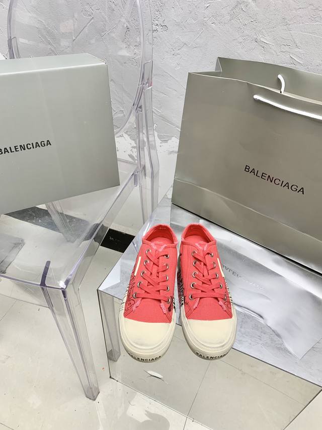 Balenciaga 巴黎世家 2024全新涂鸦休闲帆布鞋 最爱的一款布鞋 风格永续，永不过时 做旧复古风格，以崭新视角演绎“中古风”黑白红经典配色鞋头处印有品