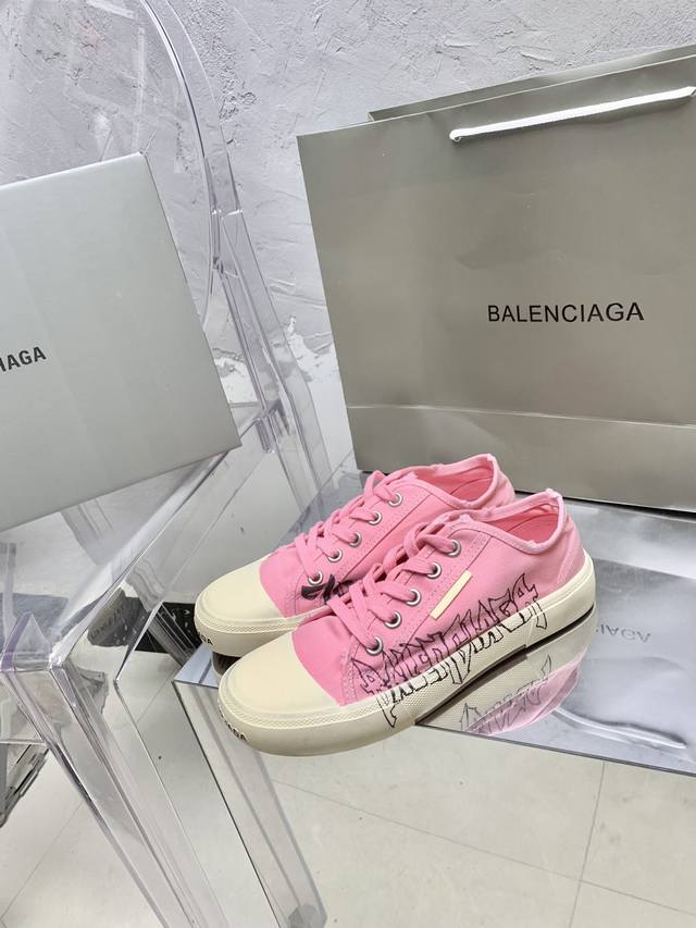 Balenciaga 巴黎世家 2024全新涂鸦休闲帆布鞋 最爱的一款布鞋 风格永续，永不过时 做旧复古风格，以崭新视角演绎“中古风”黑白红经典配色鞋头处印有品