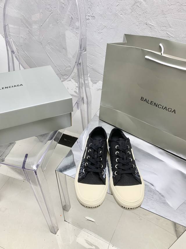 Balenciaga 巴黎世家 2024全新涂鸦休闲帆布鞋 最爱的一款布鞋 风格永续，永不过时 做旧复古风格，以崭新视角演绎“中古风”黑白红经典配色鞋头处印有品