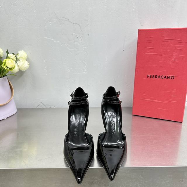 高品质出 Ferragamo菲 拉格幕24S走秀款绝美尖头高跟鞋坡跟高跟鞋重回时尚圈独特的高跟鞋，穿上它你就是时尚界女王，精致女人的必备神器zp订制漆皮面料 内