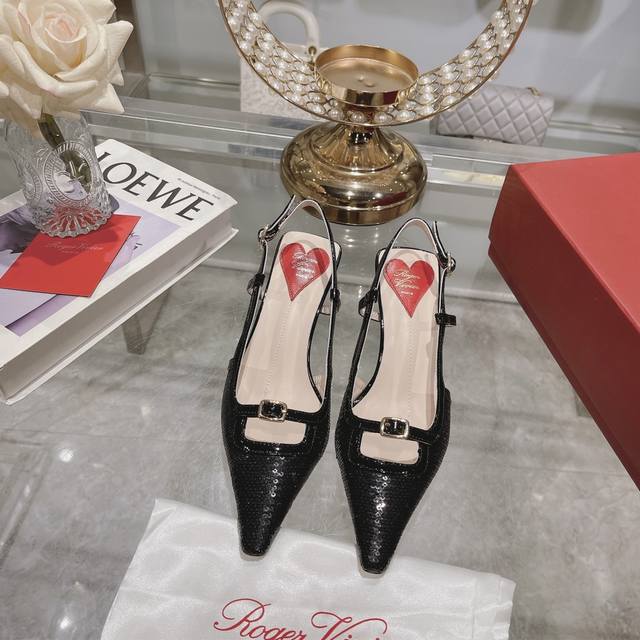 出厂 Roger Vivier 2024早春新款rv女鞋迷你饰扣后空凉鞋漆皮后袢带高跟鞋 迷你饰扣漆皮后袢带高跟鞋本款高跟鞋以闪亮漆皮制成，糅合众多品牌标志性元