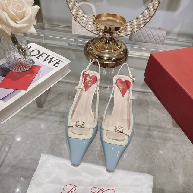 出厂 Roger Vivier 2024早春新款rv女鞋迷你饰扣后空凉鞋漆皮后袢带高跟鞋 迷你饰扣漆皮后袢带高跟鞋本款高跟鞋以闪亮漆皮制成，糅合众多品牌标志性元