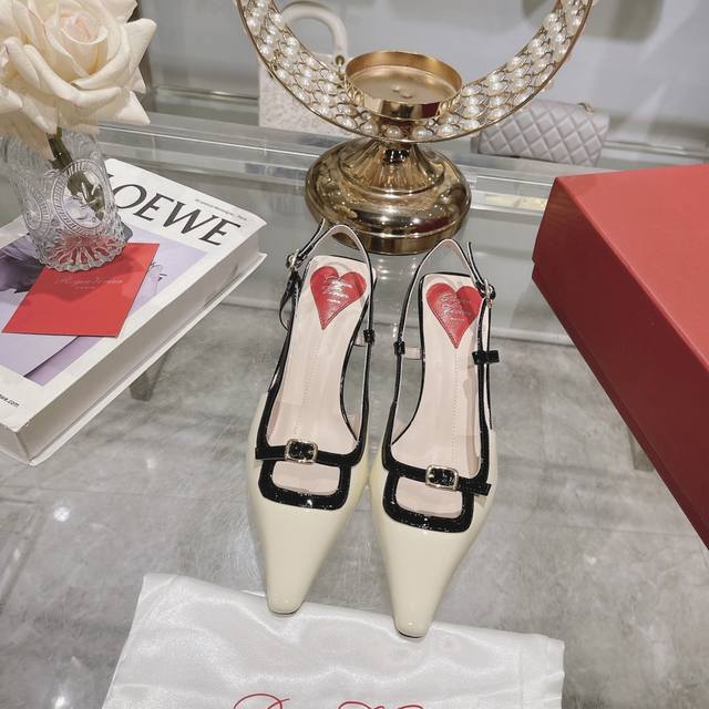 出厂 Roger Vivier 2024早春新款rv女鞋迷你饰扣后空凉鞋漆皮后袢带高跟鞋 迷你饰扣漆皮后袢带高跟鞋本款高跟鞋以闪亮漆皮制成，糅合众多品牌标志性元