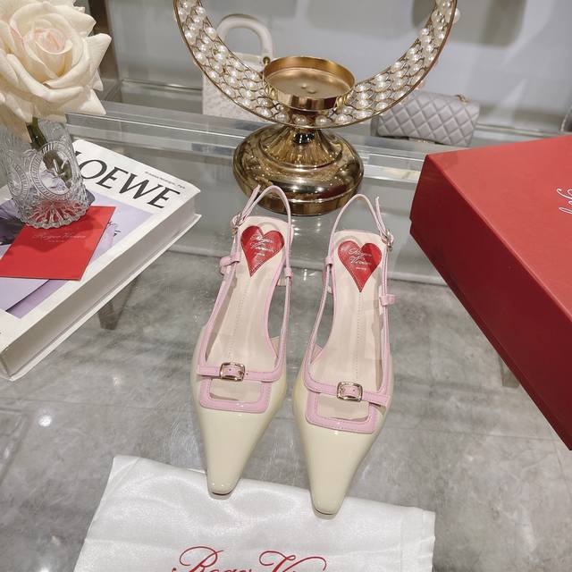 出厂 Roger Vivier 2024早春新款rv女鞋迷你饰扣后空凉鞋漆皮后袢带高跟鞋 迷你饰扣漆皮后袢带高跟鞋本款高跟鞋以闪亮漆皮制成，糅合众多品牌标志性元