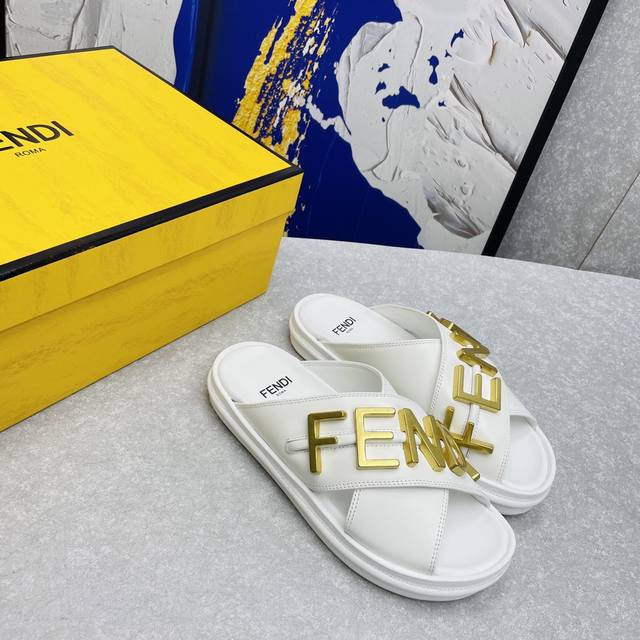 顶级版本 Fendi 芬迪2022春夏最新凉拖鞋 大金属logo 非常有份量 高级感满满， 高端懒人拖鞋 ，宽交叉带拖鞋，穿上就有非常贴心的包裹感，舒适度极佳！