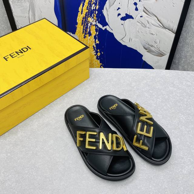 顶级版本 Fendi 芬迪2022春夏最新凉拖鞋 大金属logo 非常有份量 高级感满满， 高端懒人拖鞋 ，宽交叉带拖鞋，穿上就有非常贴心的包裹感，舒适度极佳！