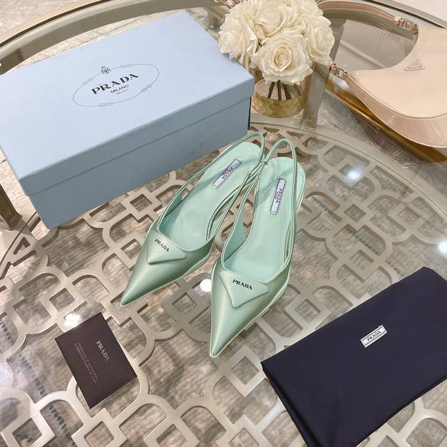 Prada 普拉达 三角标尖头凉鞋 当红巨星金晨同款凉鞋，时髦百搭nice单品 鞋面：顶级开边珠牛皮 进口真丝 丝网印刷三角形皮革徽标 内里：羊皮内里 大底：橡