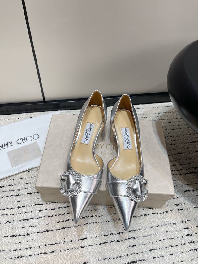 Jimmy Choo*｜Jc 吉米周 2024春夏新款简约尖头小牛皮高跟单鞋 完美的线条，简约大气上脚显气质粗跟舒适百搭，还能拉长双腿显高显瘦显腿长，Jc最擅长