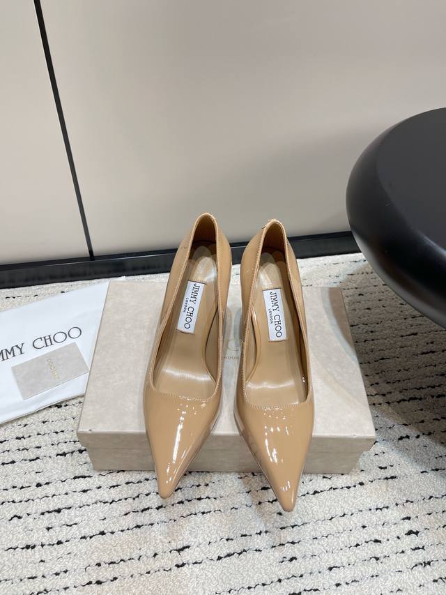 Jimmy Choo*｜Jc 吉米周 2024春夏新款简约尖头漆皮高跟单鞋 完美的线条，简约大气上脚显气质粗跟舒适百搭，还能拉长双腿显高显瘦显腿长，Jc最擅长的