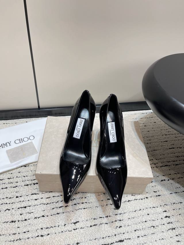 Jimmy Choo*｜Jc 吉米周 2024春夏新款简约尖头漆皮高跟单鞋 完美的线条，简约大气上脚显气质粗跟舒适百搭，还能拉长双腿显高显瘦显腿长，Jc最擅长的