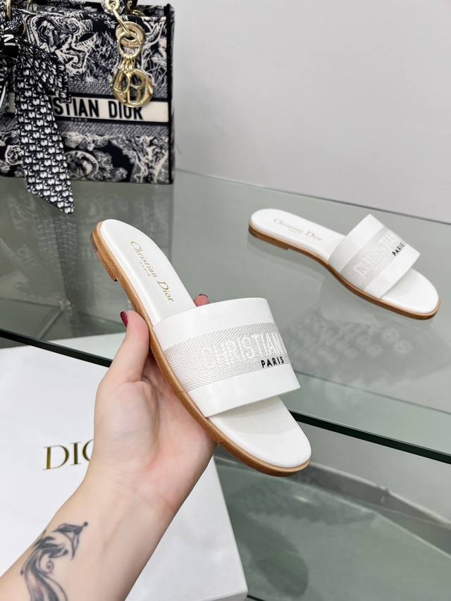 迪奥 Dior 2024 春夏新款女鞋 Cd字母刺绣logo平底拼色一字拖鞋 市面顶级版本 材质:鞋面进口牛皮 牛皮皮内里+意大利原色真皮大底： 跟高 平 1.