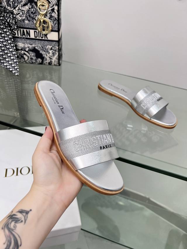 迪奥 Dior 2024 春夏新款女鞋 Cd字母刺绣logo平底拼色一字拖鞋 市面顶级版本 材质:鞋面进口牛皮 牛皮皮内里+意大利原色真皮大底： 跟高 平 1.