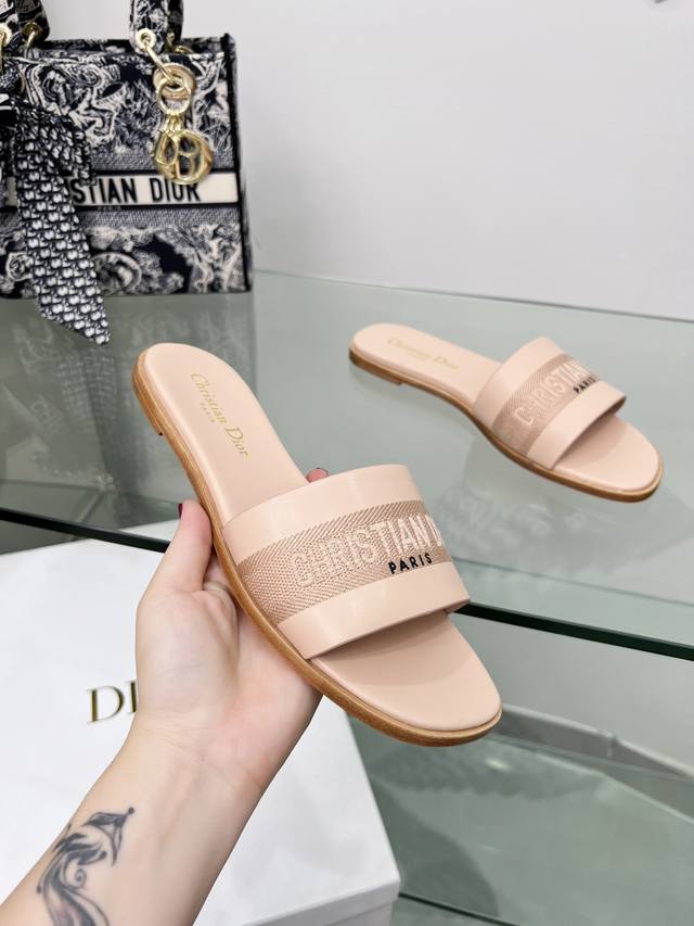 迪奥 Dior 2024 春夏新款女鞋 Cd字母刺绣logo平底拼色一字拖鞋 市面顶级版本 材质:鞋面进口牛皮 牛皮皮内里+意大利原色真皮大底： 跟高 平 1.