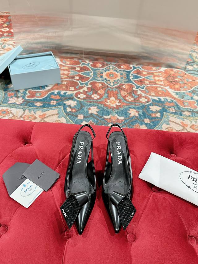 Prada 普拉达最新春季新品，实力来袭！当红巨星同款凉鞋，时髦百搭nice单品 这款亮面皮革将prada的典藏设计加以重释，营造出融柔美的尖头廓形。2024春