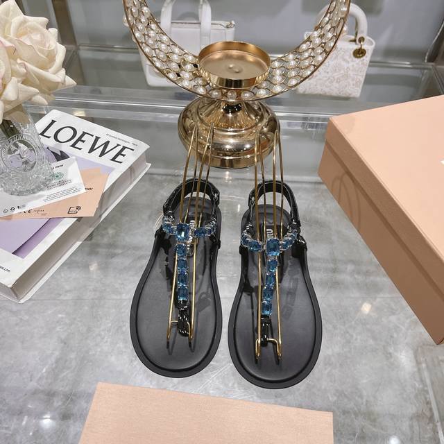 出厂 顶级版本 Miumiu*缪缪 24夏季新品，全球最火夹趾凉鞋， 出现在各大时装杂志封面 各路明星、小红书博主着用～搭配长裙、热裤的不二选择，闭眼入都是不会