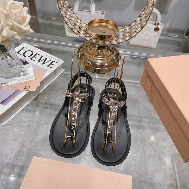 出厂 顶级版本 Miumiu*缪缪 24夏季新品，全球最火夹趾凉鞋， 出现在各大时装杂志封面 各路明星、小红书博主着用～搭配长裙、热裤的不二选择，闭眼入都是不会