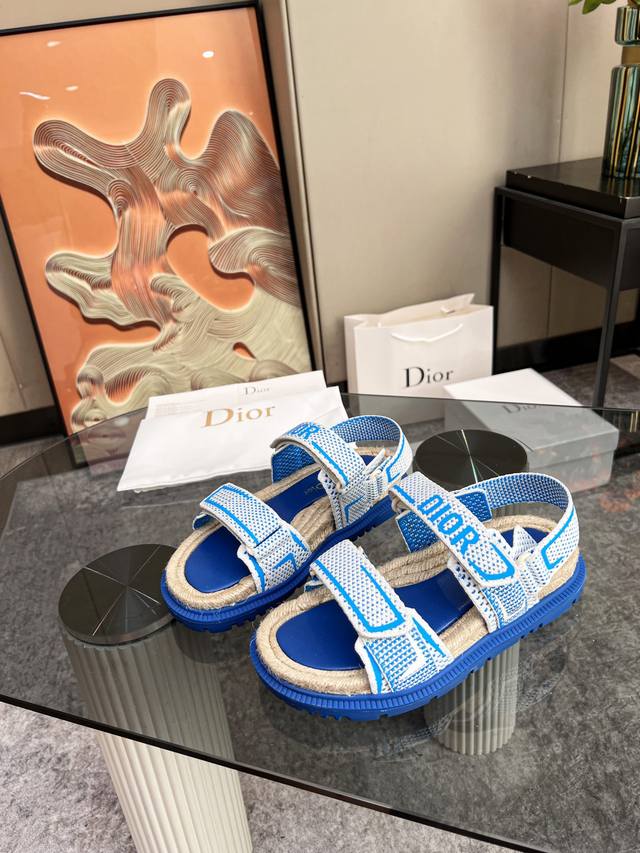 出 Dior 迪奥2022夏季最新款魔术贴麻绳底凉鞋 全新夏天的色彩！ 原版复刻 超耐看超百搭款 上脚非常舒适 显瘦又显白 鞋面原版定制材料。 码数35-40