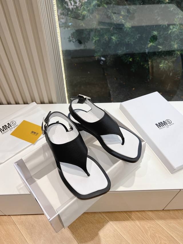 G077顶级现货供应 Maison Margiela 马吉拉mm6夹脚苹果头方头凉鞋 2024独家新品首发 最高版本买手代购1:1完美复刻 平底原版开模双层真皮