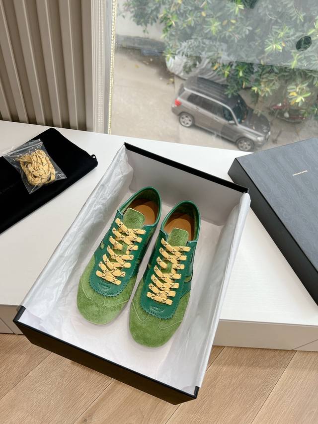 G027代购级dries Van Noten Dvn 马拉松复古德训鞋dries Van Noten 2024春夏系列，设计师通过改造、扭曲和颠覆经典元素，打造