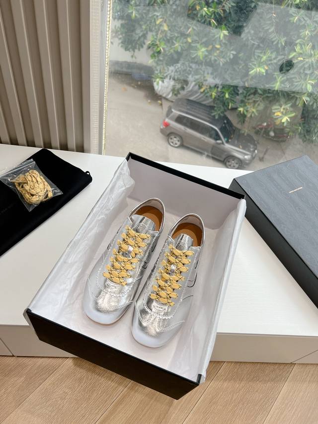 G027代购级dries Van Noten Dvn 马拉松复古德训鞋dries Van Noten 2024春夏系列，设计师通过改造、扭曲和颠覆经典元素，打造