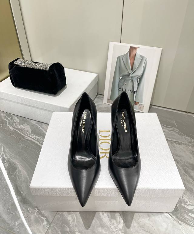 工厂价 ￥P！ 顶级品质 Ysl 圣罗兰时髦logo跟高跟鞋上新 唯有ysl最懂女人心！精致的鞋楦 原版开模定制logo跟 也是这双鞋的最大亮点！上脚精致 高级