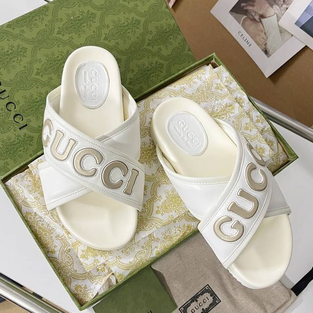 顶级版本： Gucci古驰 G家 最新 情侣款 一字拖 凉拖鞋 原版购入开发 做货 G家 这款凉拖以黑色皮革匠心打造，正面饰有白色撞色皮革gucci字样，为整个