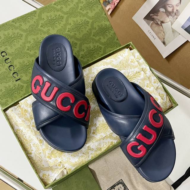 顶级版本： Gucci古驰 G家 最新 情侣款 一字拖 凉拖鞋 原版购入开发 做货 G家 这款凉拖以黑色皮革匠心打造，正面饰有白色撞色皮革gucci字样，为整个