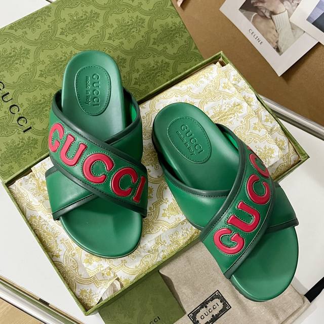 顶级版本： Gucci古驰 G家 最新 情侣款 一字拖 凉拖鞋 原版购入开发 做货 G家 这款凉拖以黑色皮革匠心打造，正面饰有白色撞色皮革gucci字样，为整个